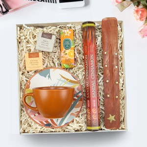 Kahverengi Desenli Çay Fincanı & Eyüp Sabri Tuncer Mini Kolonya & Çubuk Tütsü & Teashop 2\'li Bitki Çayı Hediye Seti