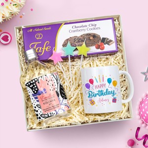 Kişiye Özel Doğum Günü Tasarımlı Kupa & Pomellos Kolonya & Çikolata Parçacıklı Kurabiye & 3\'lü Doğum Günü Yıldız Mum Hediye Seti